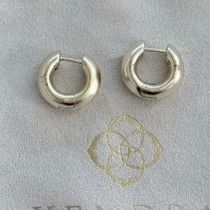 Kendra Scott Mikki Metal Huggie Earrings in Gold